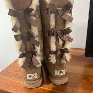 UGG Bailey Bow Size 7